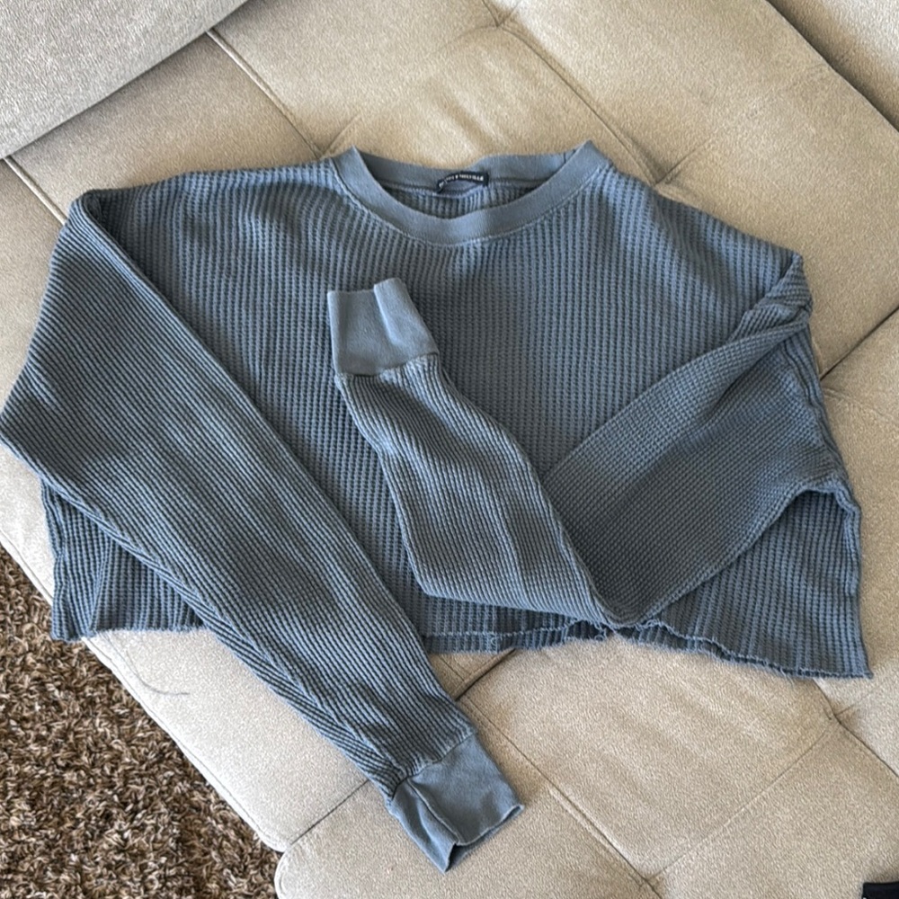 Brandy Melville Blue Cropped Ribbed Sweatshirt